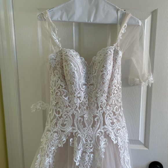 Custom โEddy Kโ lace wedding gown ๐ฐ๐ป - Picture 5 of 10